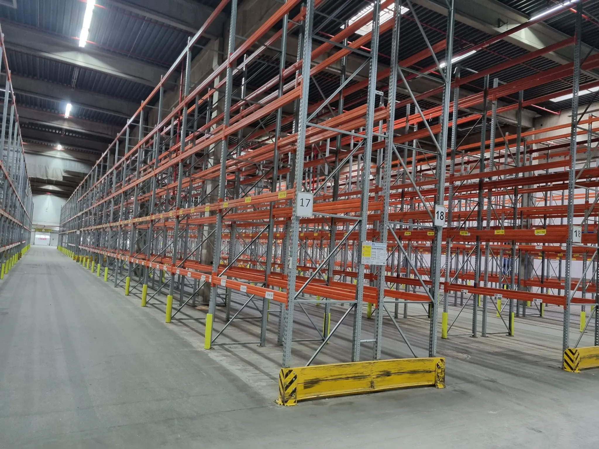 Moderne Lagerhalle mit Palettenregalen voller Waren